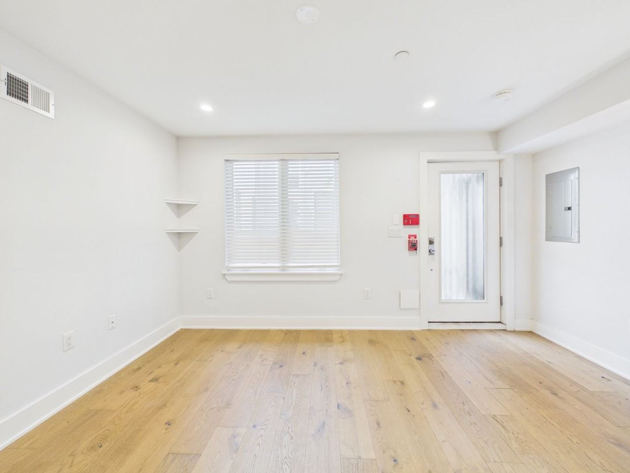 212 Bainbridge St - Photo 4 of 25