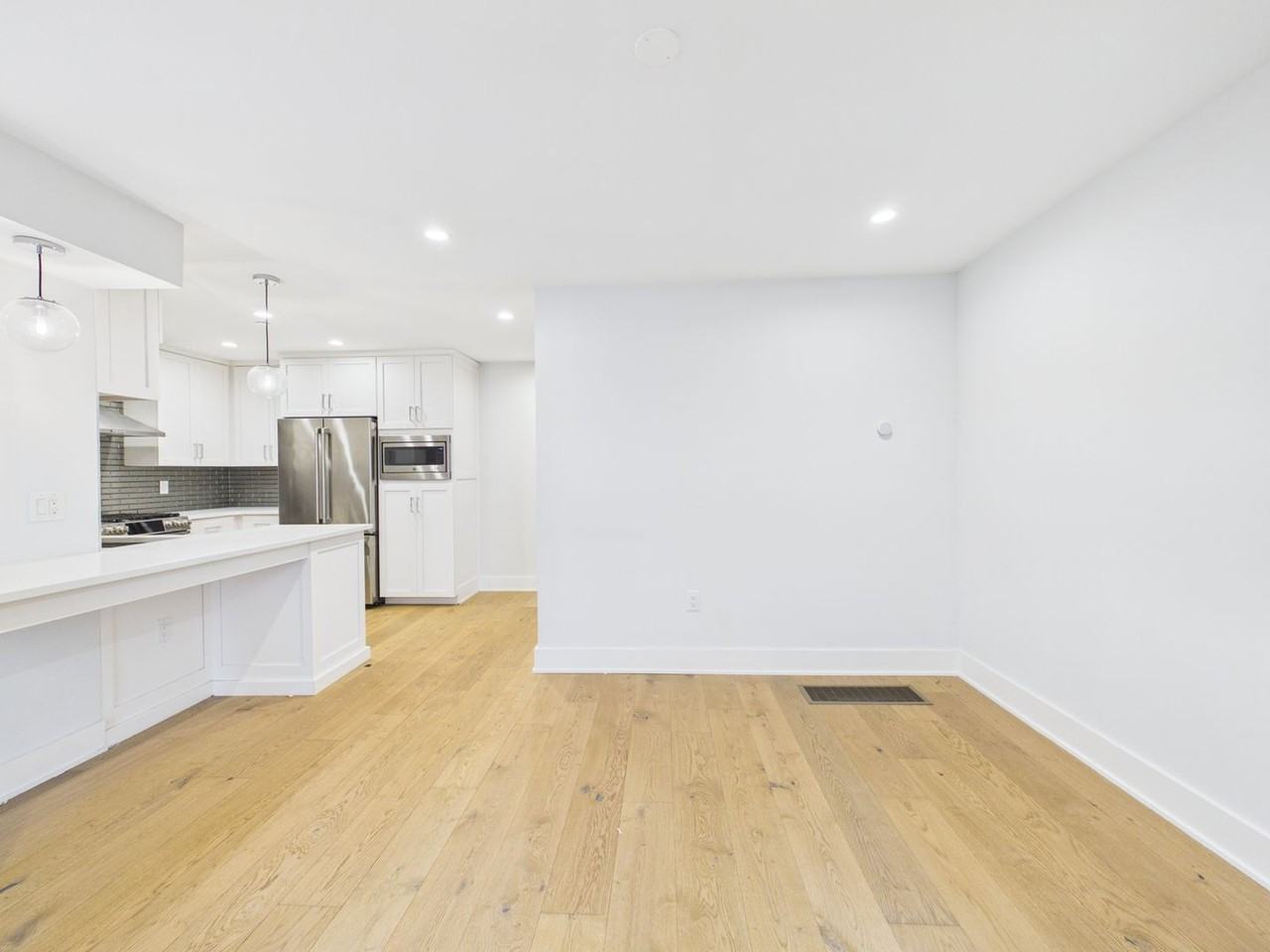 212 Bainbridge St - Photo 5 of 25
