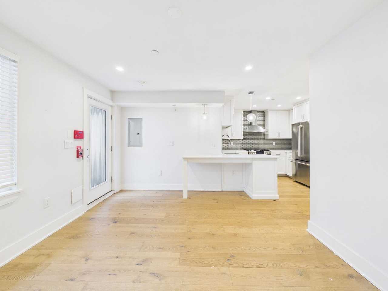 212 Bainbridge St - Photo 6 of 25