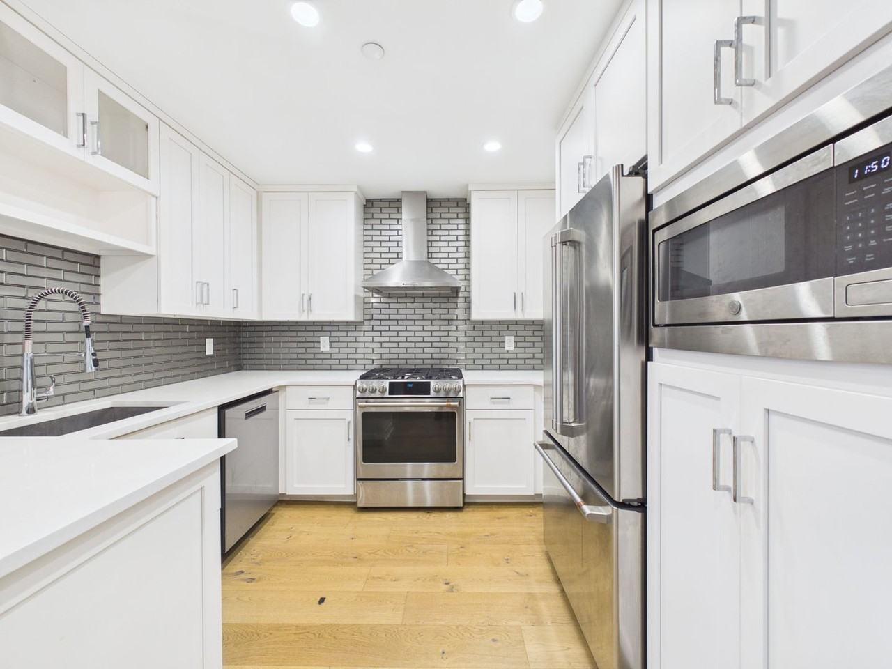212 Bainbridge St - Photo 7 of 25