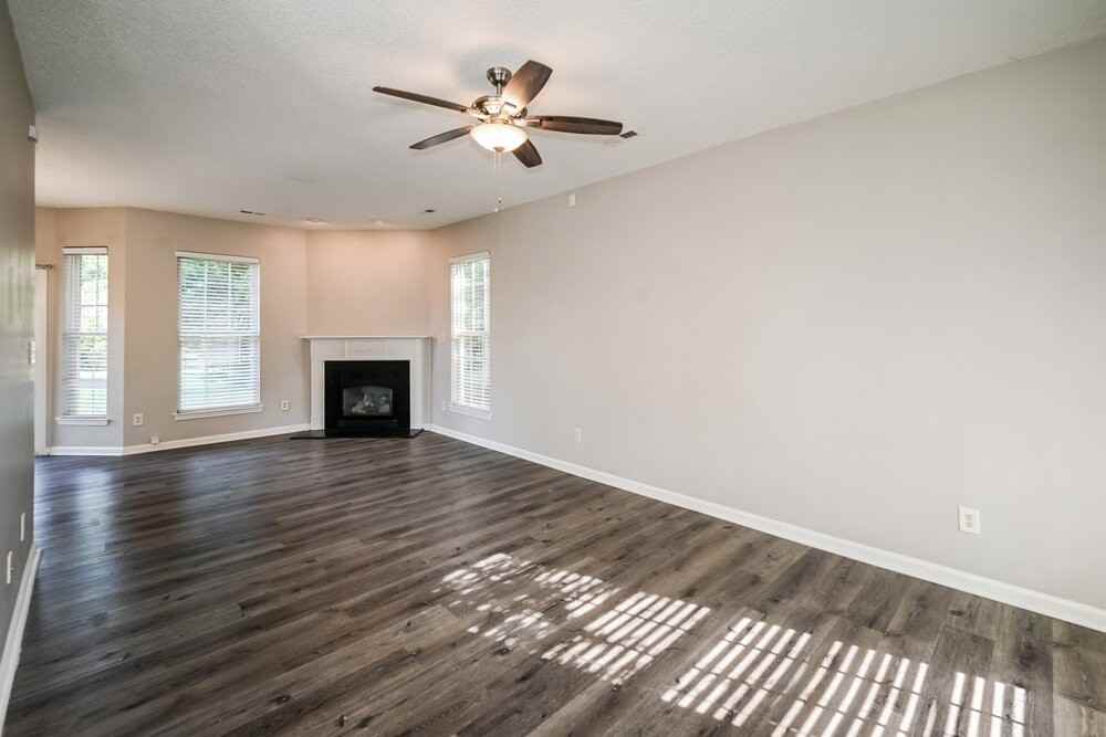 10033 Brawley Ln - Photo 4 of 17