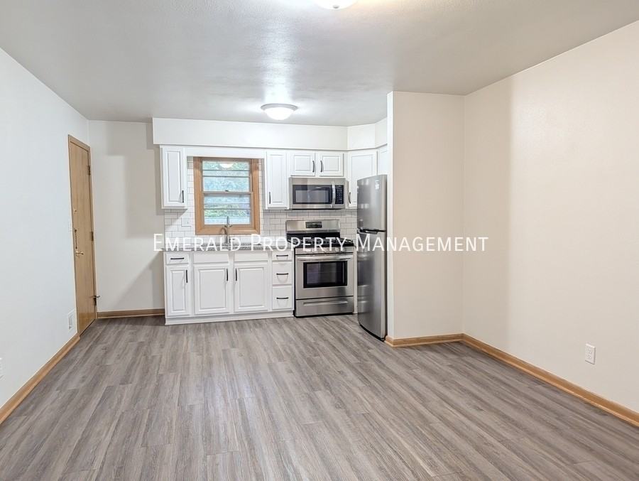 562 N Mulford Rd #4 - Photo 4 of 14