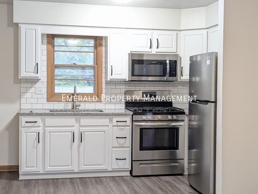562 N Mulford Rd #4 - Photo 5 of 14