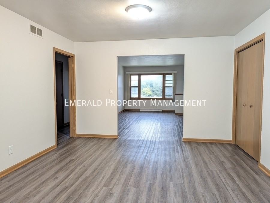 562 N Mulford Rd #4 - Photo 6 of 14