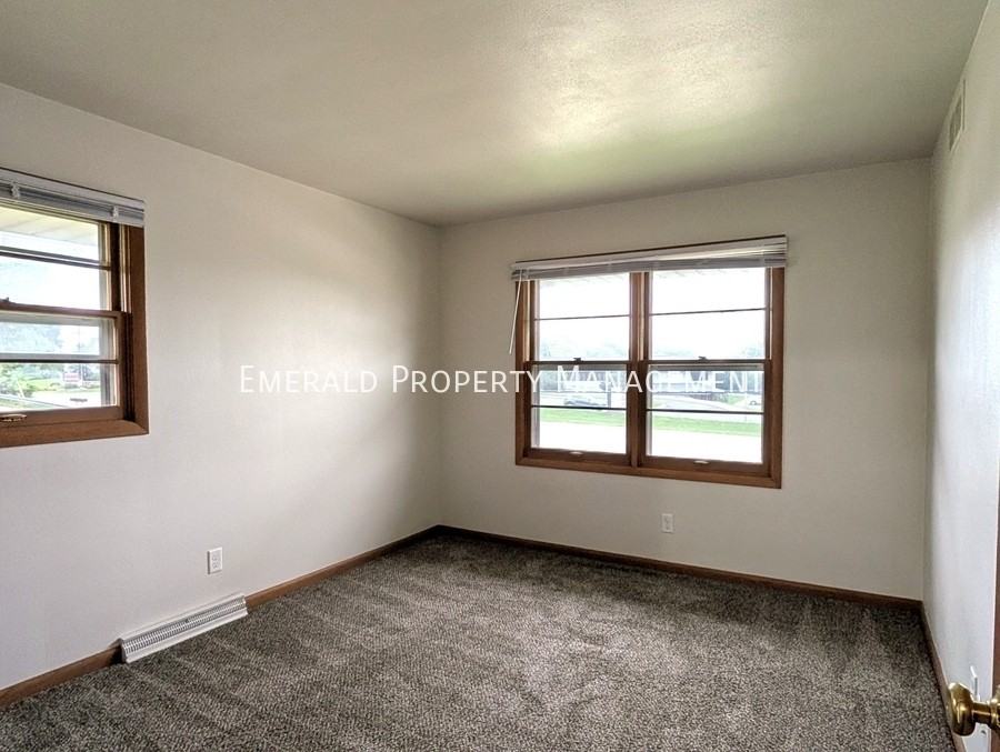 562 N Mulford Rd #4 - Photo 7 of 14