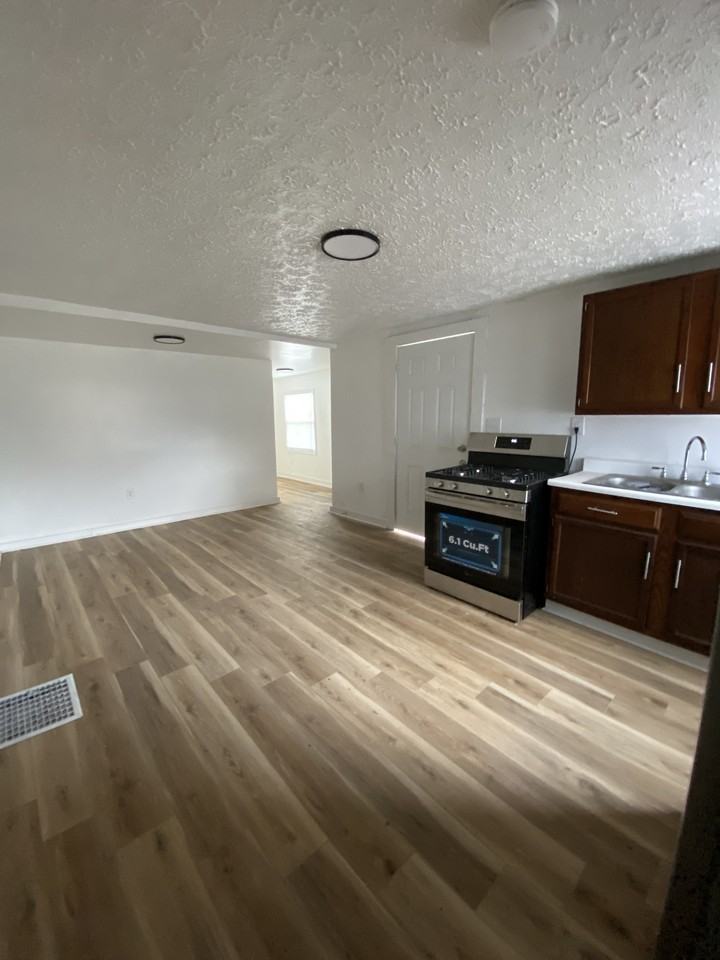 310 N 27th St - Photo 5 of 11