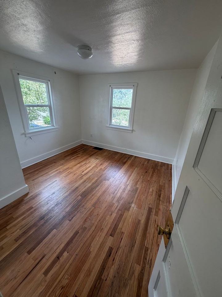 2044 10th Ave - Photo 5 of 10