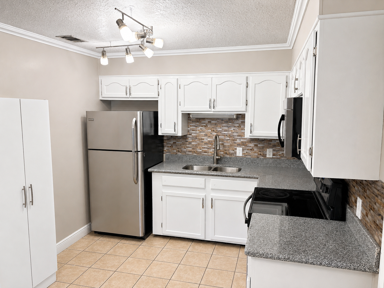402 Darby St - Photo 2 of 11