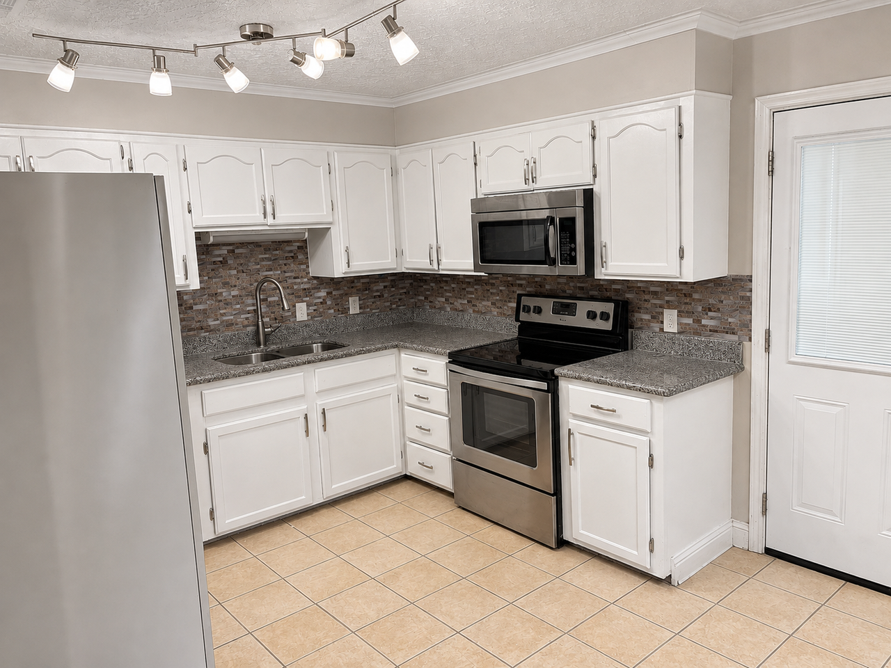 402 Darby St - Photo 3 of 11