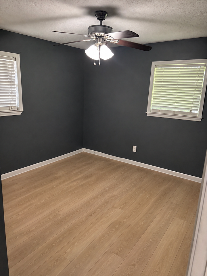 402 Darby St - Photo 5 of 11
