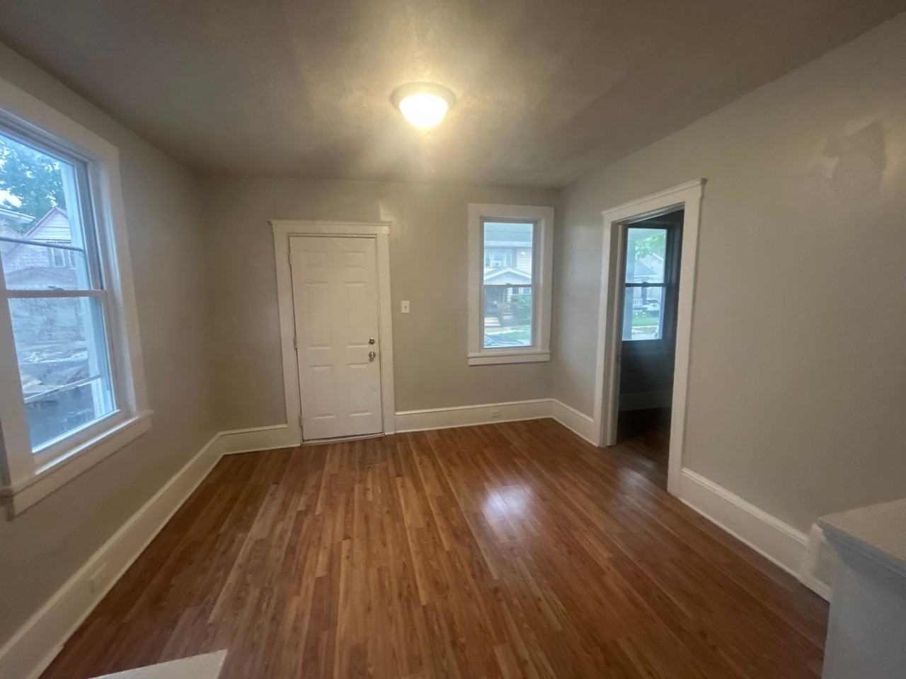 2911 Saratoga Ave - Photo 3 of 8