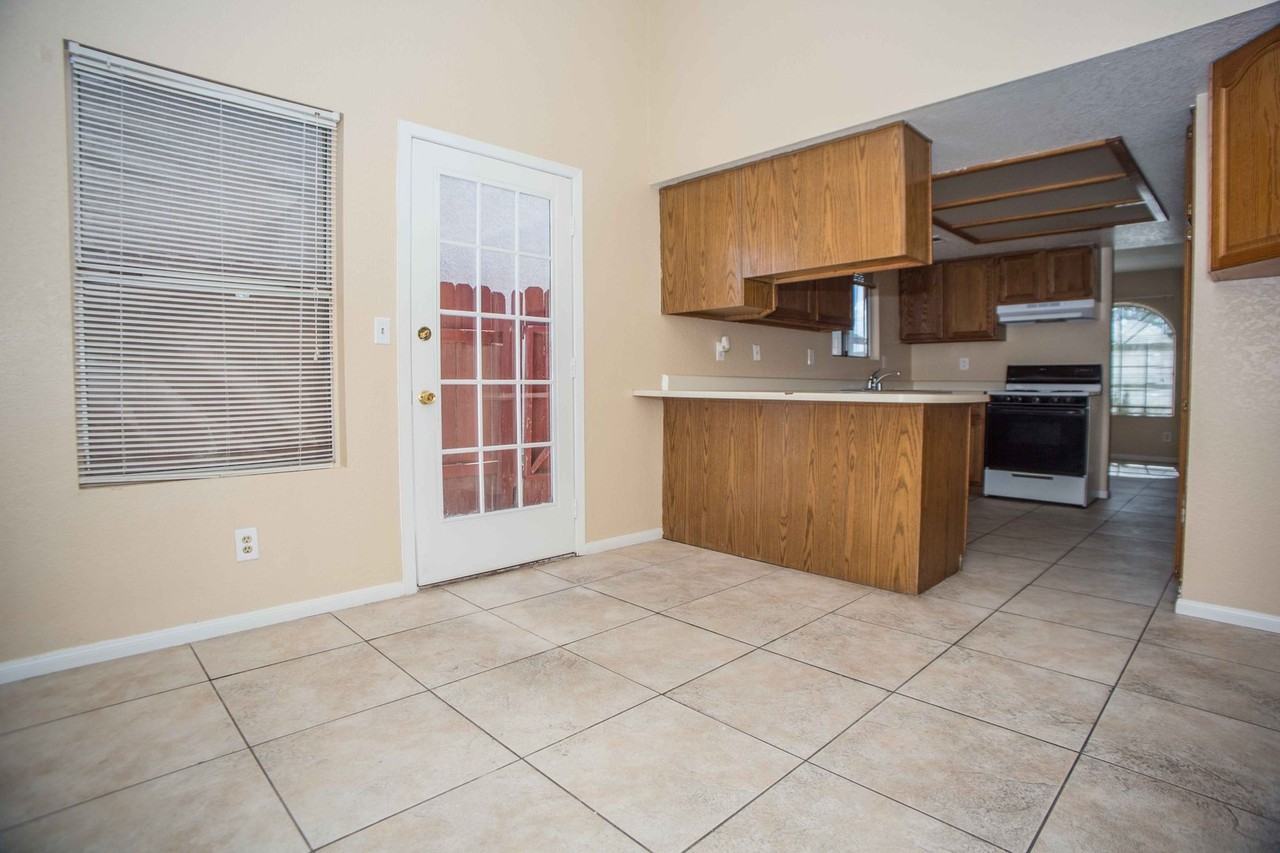 3926 Lincoln Rd - Photo 5 of 13