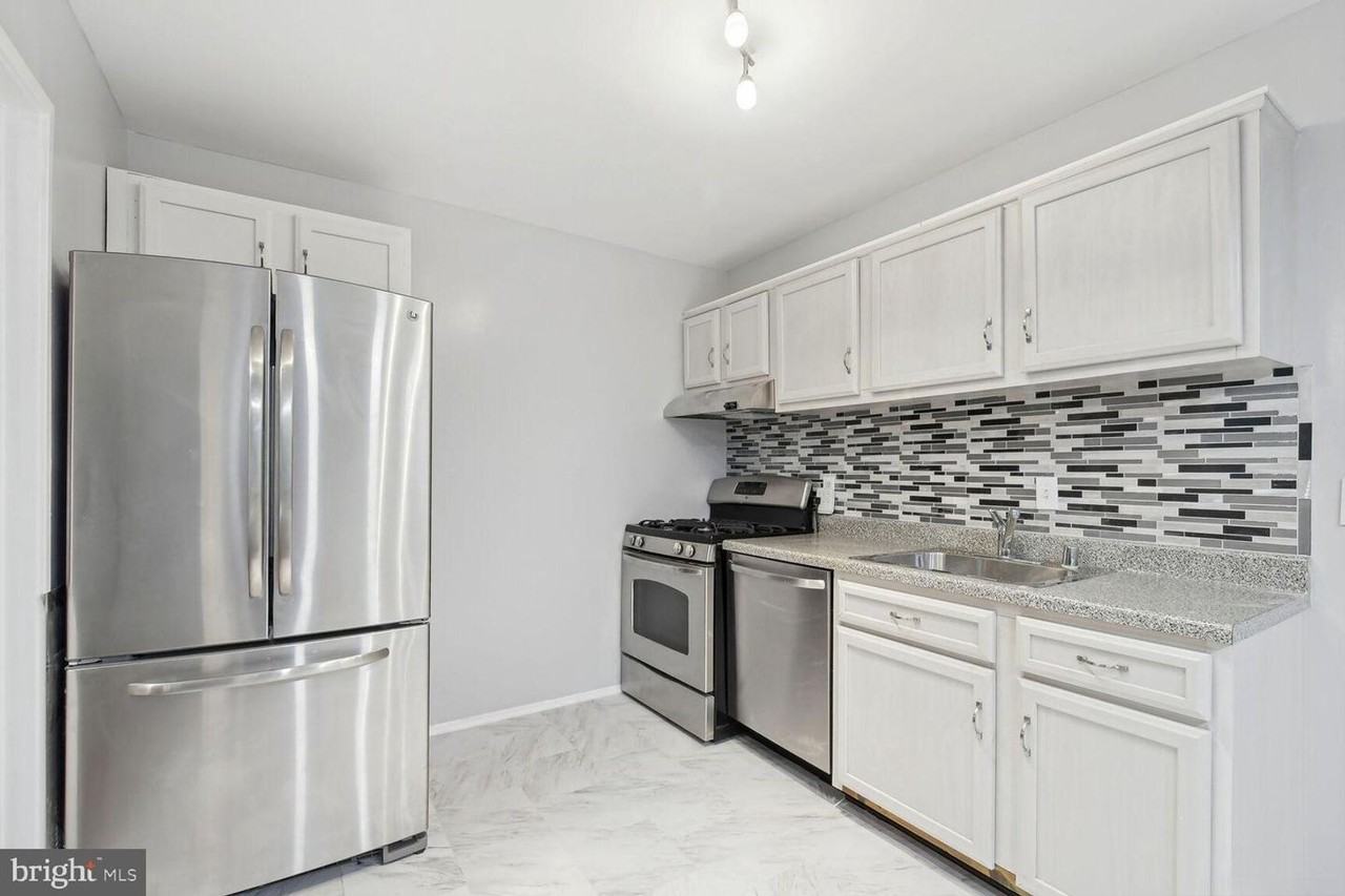 1635 Parkcrest Cir #201 - Photo 2 of 4