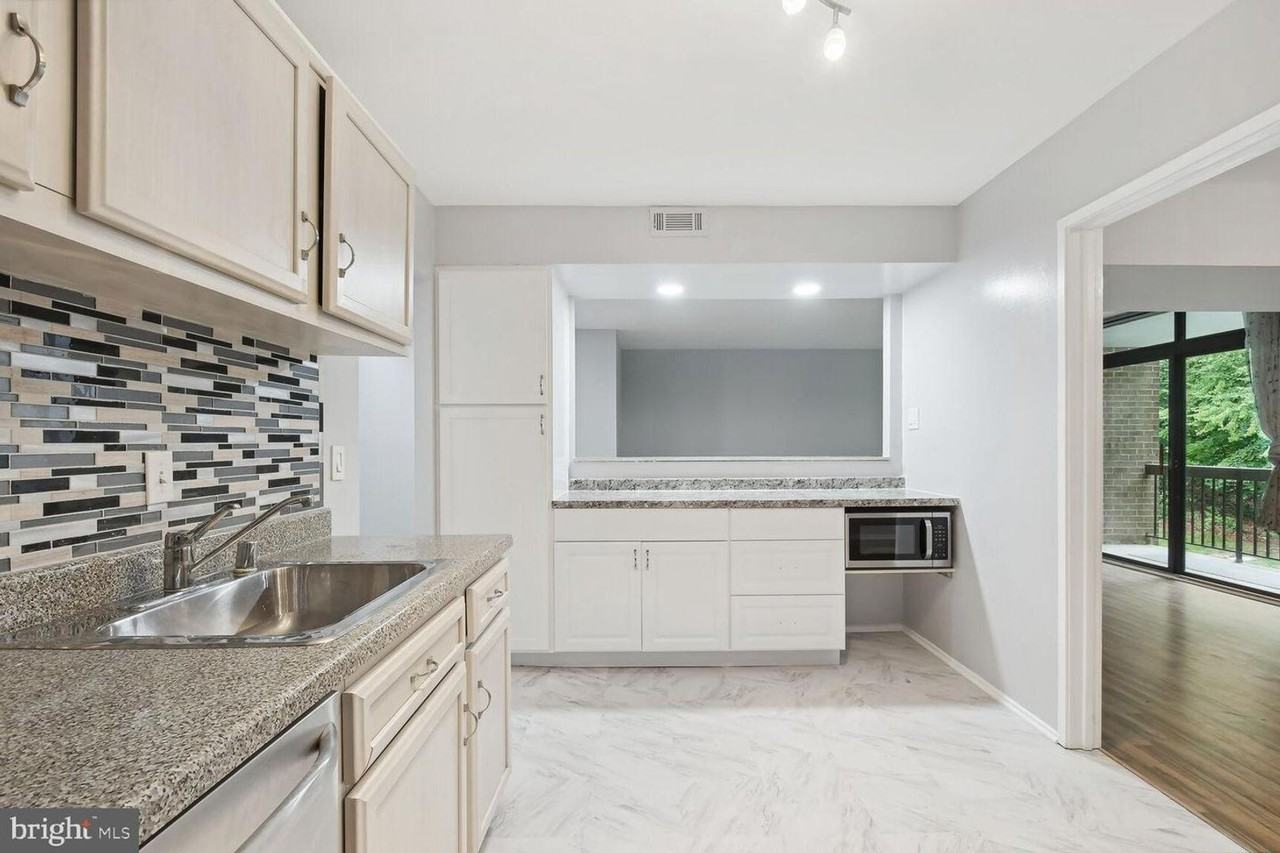 1635 Parkcrest Cir #201 - Photo 3 of 4
