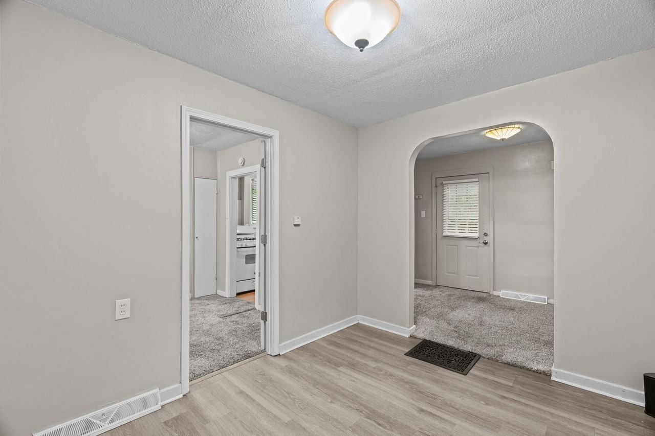 2936 N Hanley Rd - Photo 4 of 30