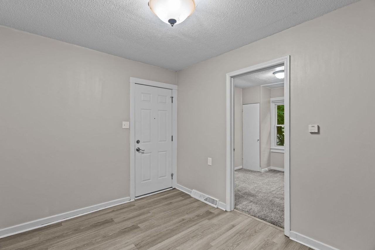 2936 N Hanley Rd - Photo 5 of 30