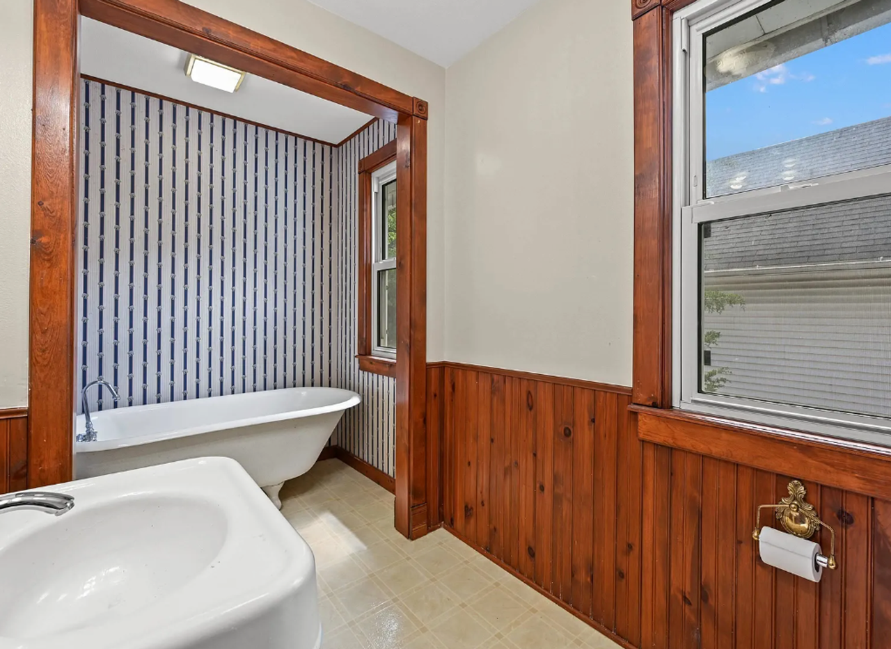 2508 Windsor Ave - Photo 2 of 8