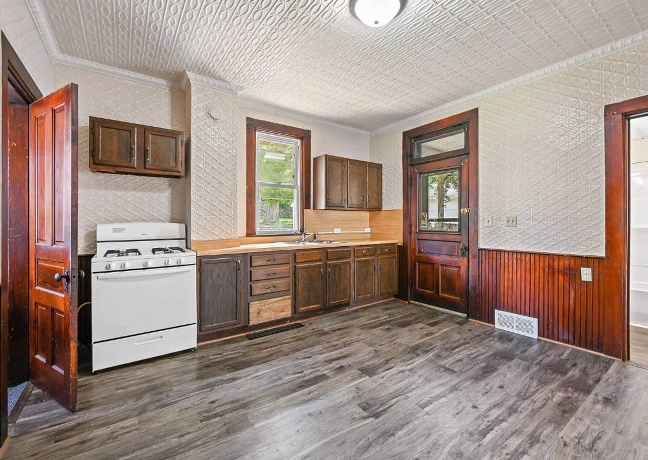 2508 Windsor Ave - Photo 3 of 8