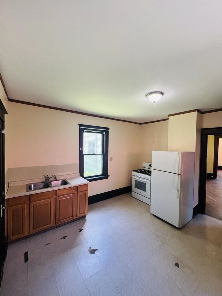 710 E Davenport St - Photo 4 of 13