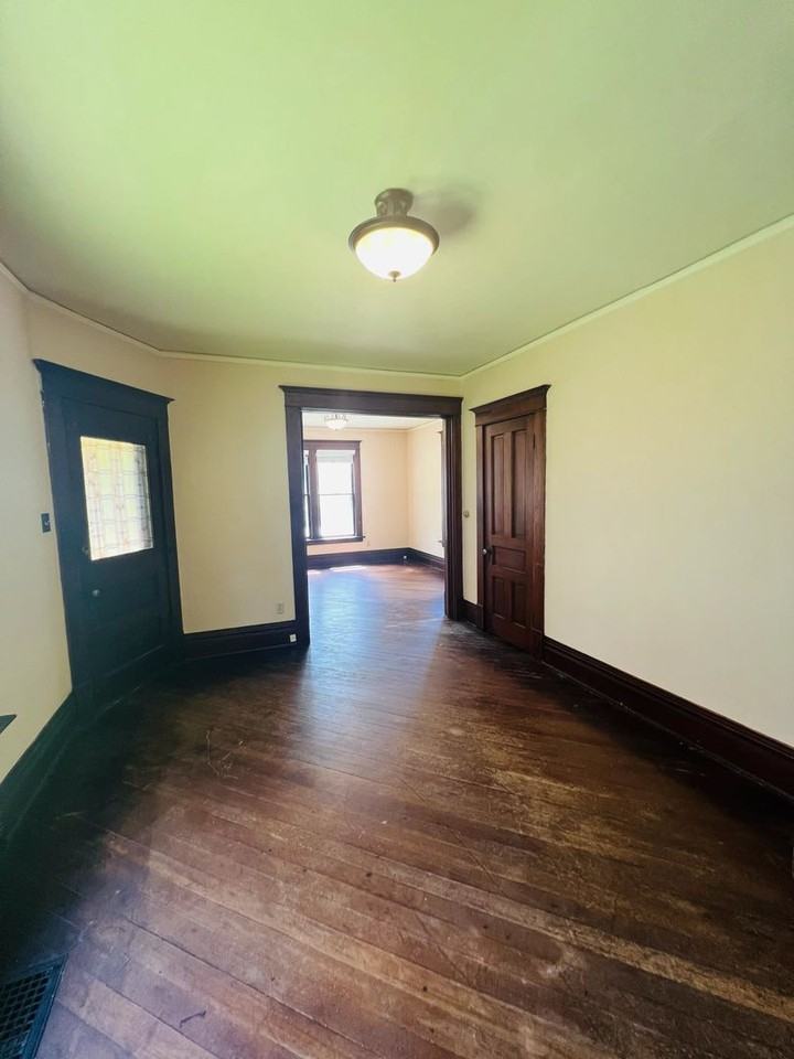 710 E Davenport St - Photo 5 of 13