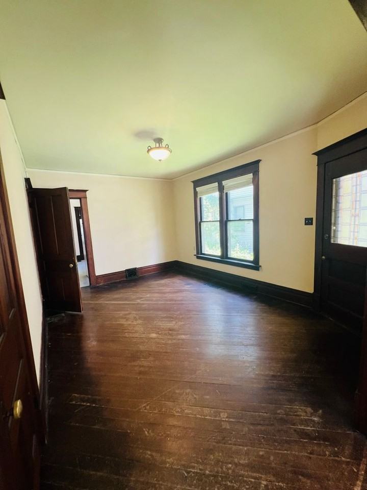 710 E Davenport St - Photo 6 of 13