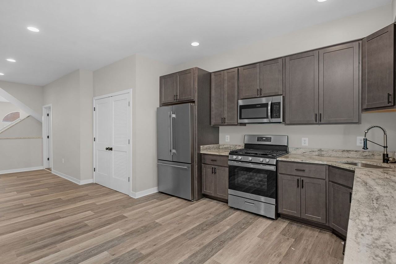 517 E 27th St - Photo 4 of 31