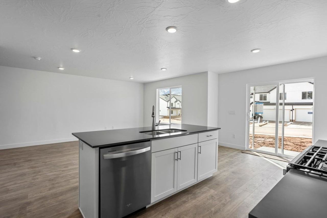 1786 S Wolverine Way - Photo 5 of 38