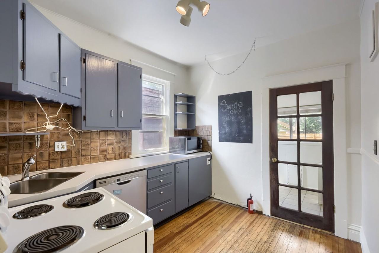 1055 S Pearl St - Photo 3 of 11
