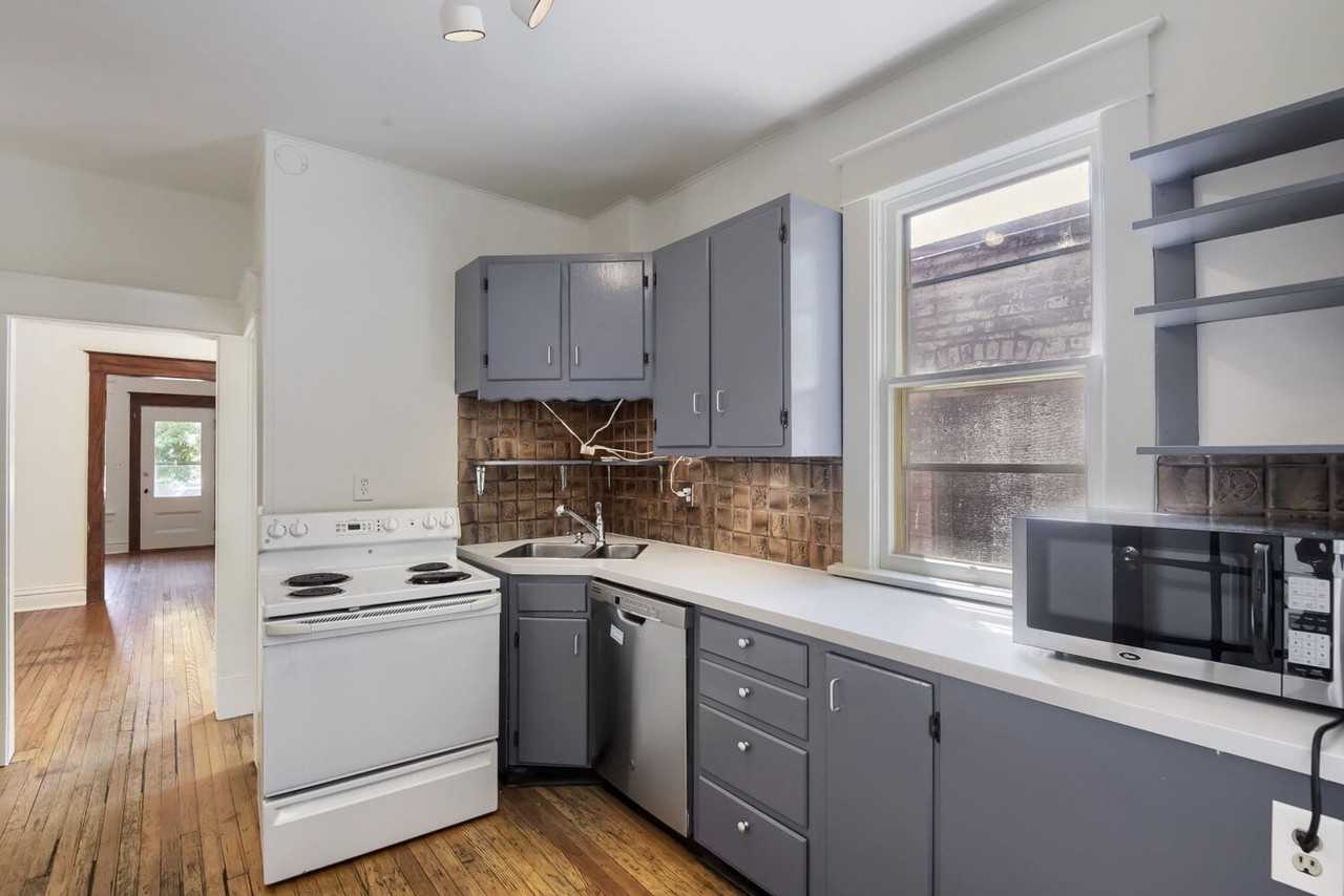 1055 S Pearl St - Photo 4 of 11