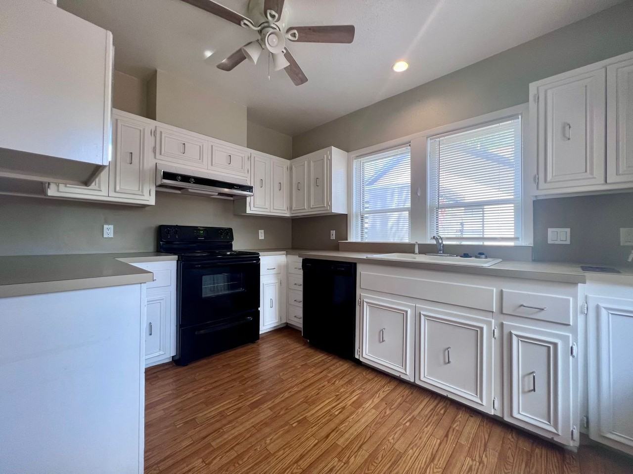 1923 23rd St - Photo 6 of 15