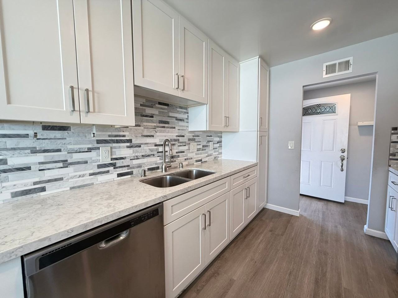 551 Glencrest Dr - Photo 2 of 8