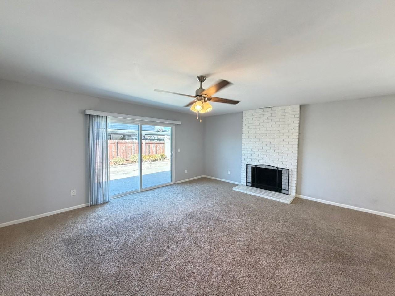 551 Glencrest Dr - Photo 4 of 8