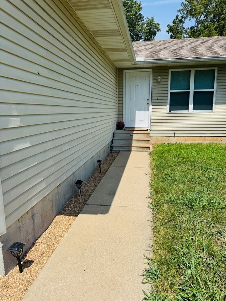204 Howard St - Photo 2 of 22