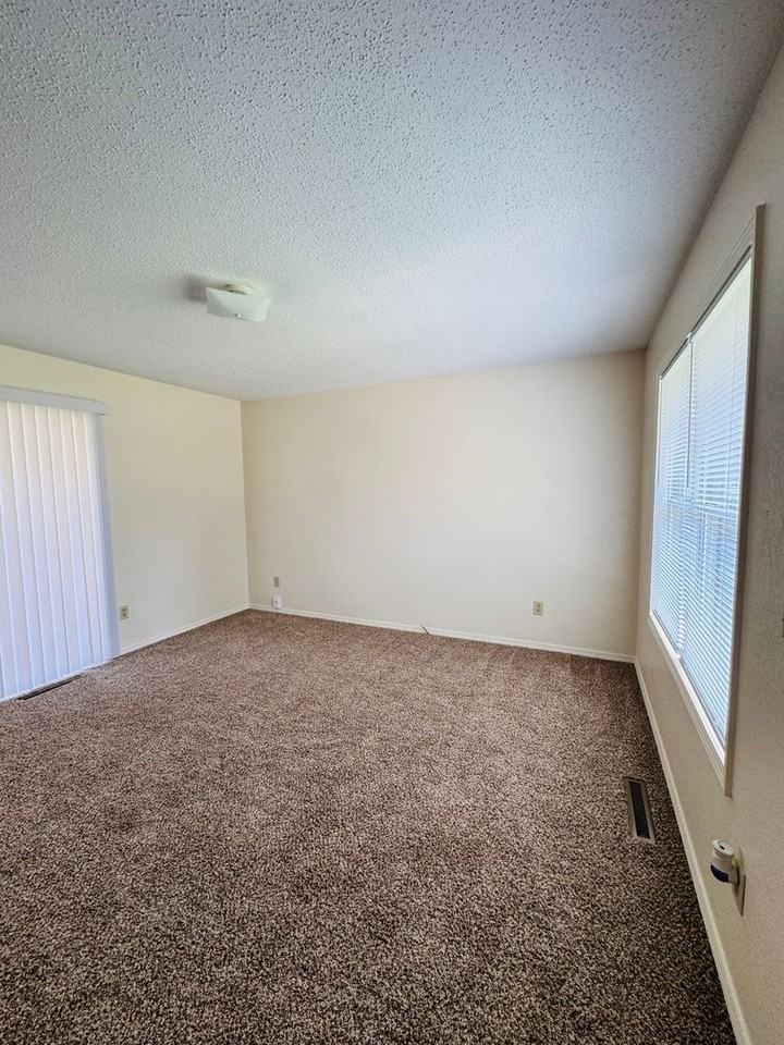 204 Howard St - Photo 4 of 22