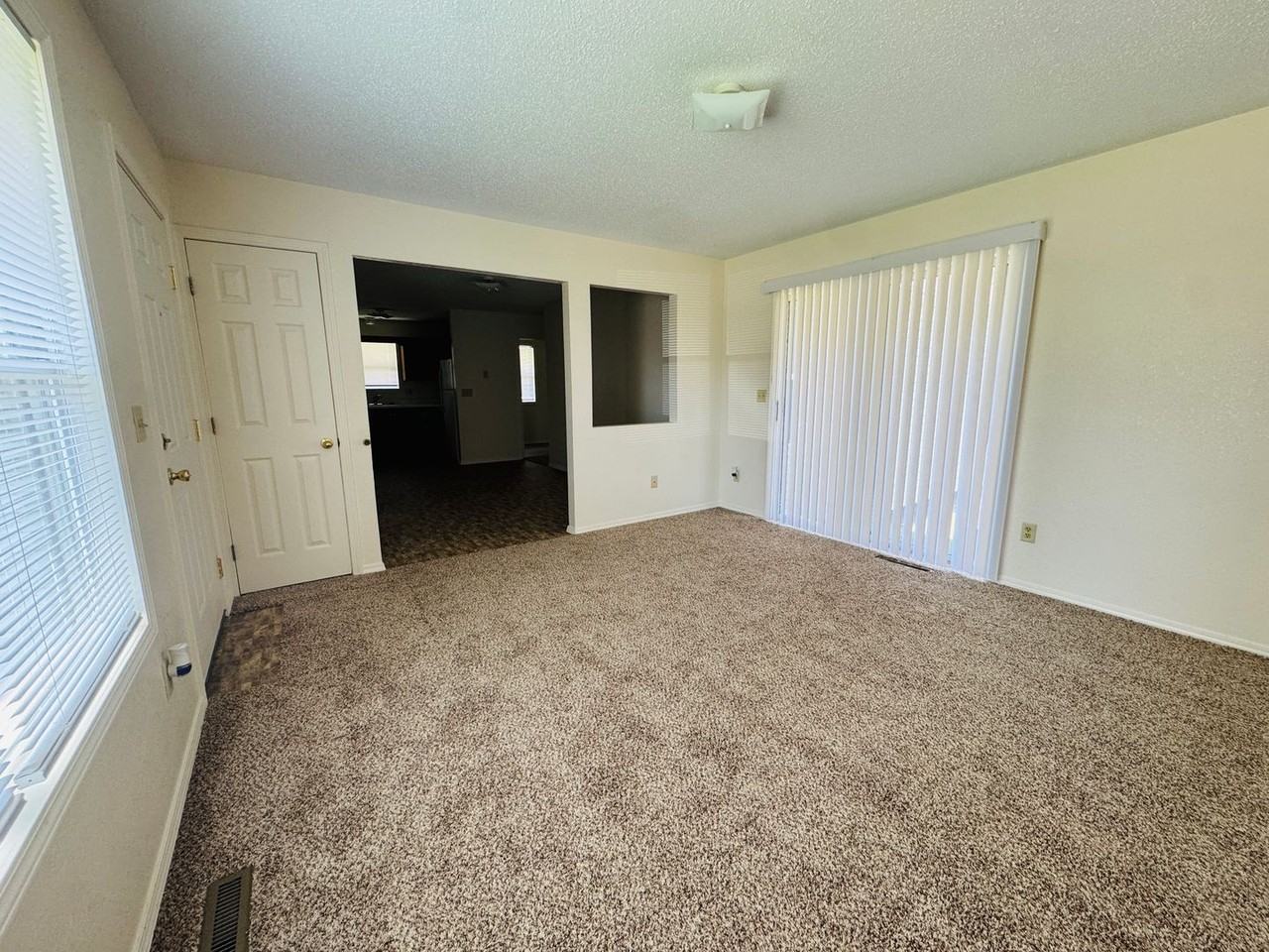 204 Howard St - Photo 5 of 22