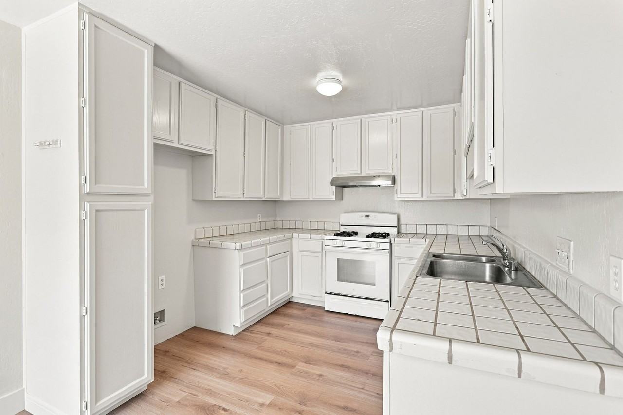 224 Green Meadow Dr Apt A - Photo 4 of 12