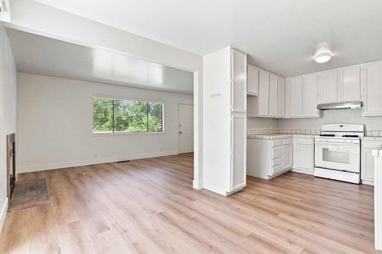 224 Green Meadow Dr Apt A - Photo 5 of 12
