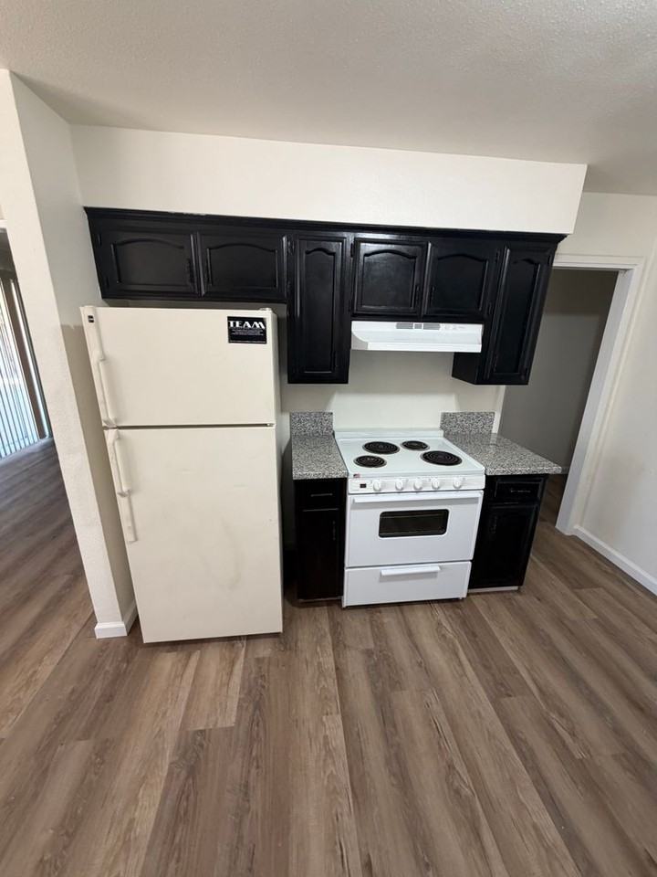 109 El Dorado Dr - Photo 2 of 13