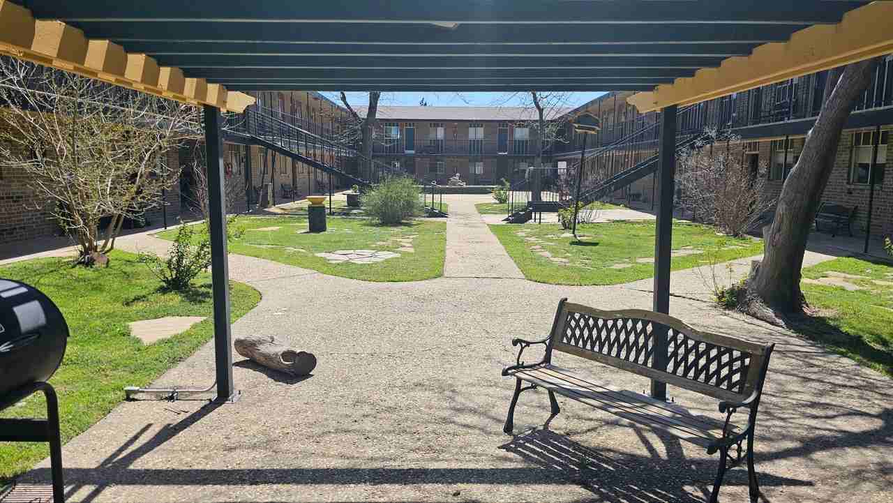 Courtyard Apartments - Pampa - Photo 2 of 7