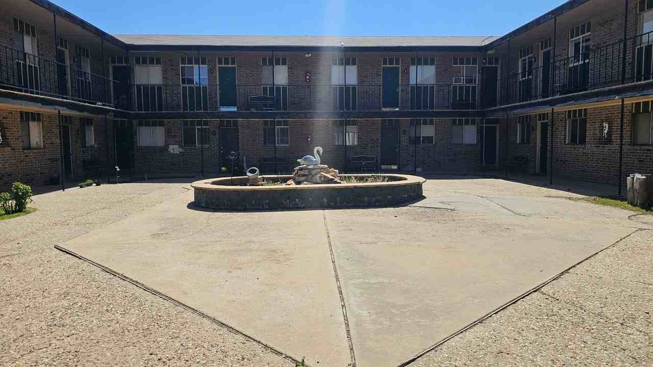 Courtyard Apartments - Pampa - Photo 3 of 7
