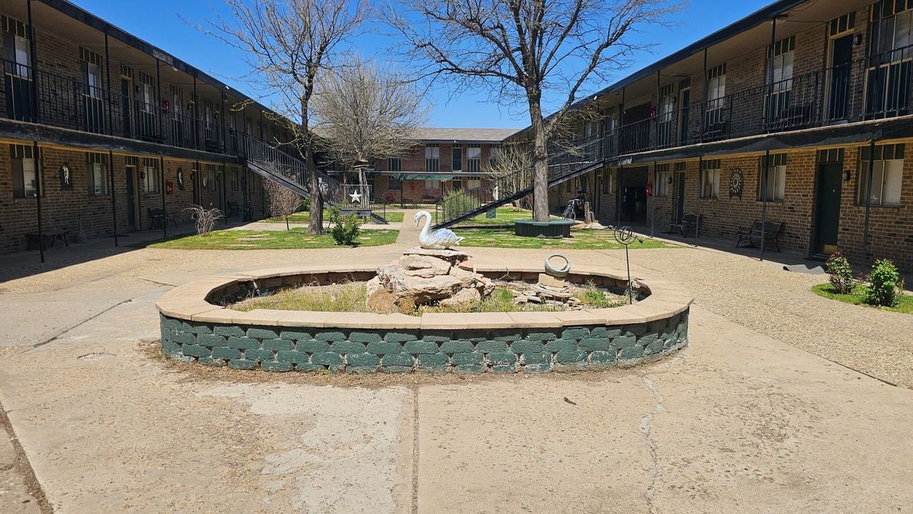 Courtyard Apartments - Pampa - Photo 4 of 7