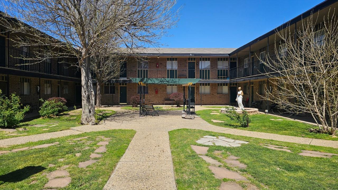 Courtyard Apartments - Pampa - Photo 7 of 7
