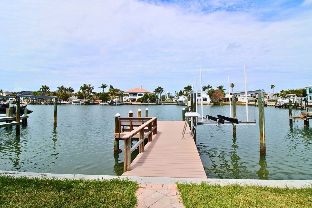 10128 Yacht Club Dr - Photo 2 of 26