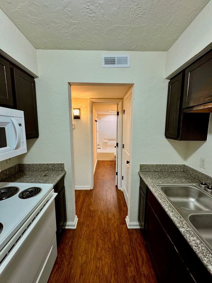 Renaissance Park Apartments - Photo 4 of 25