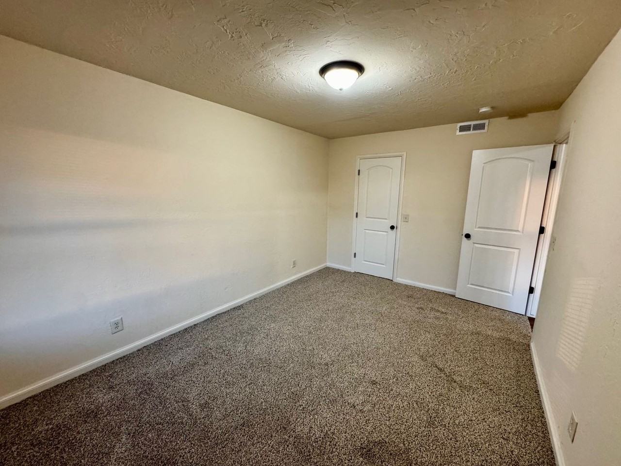 Renaissance Park Apartments - Photo 6 of 25
