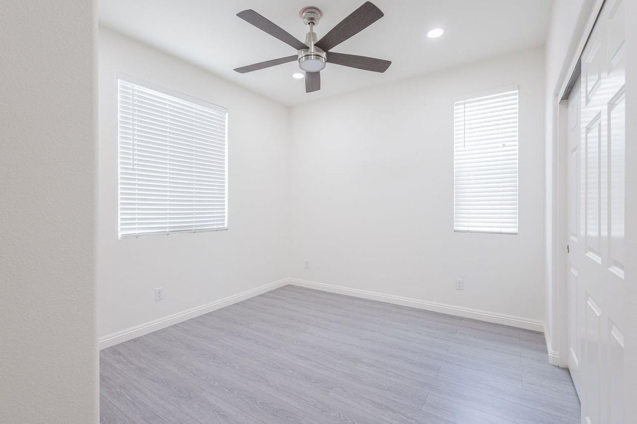 16220 Retreat Ct - Photo 5 of 50