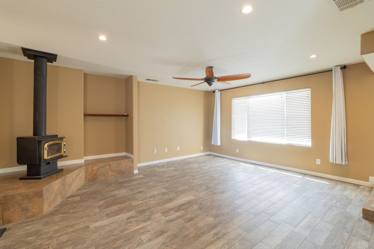 21148 Rosewood St - Photo 2 of 11