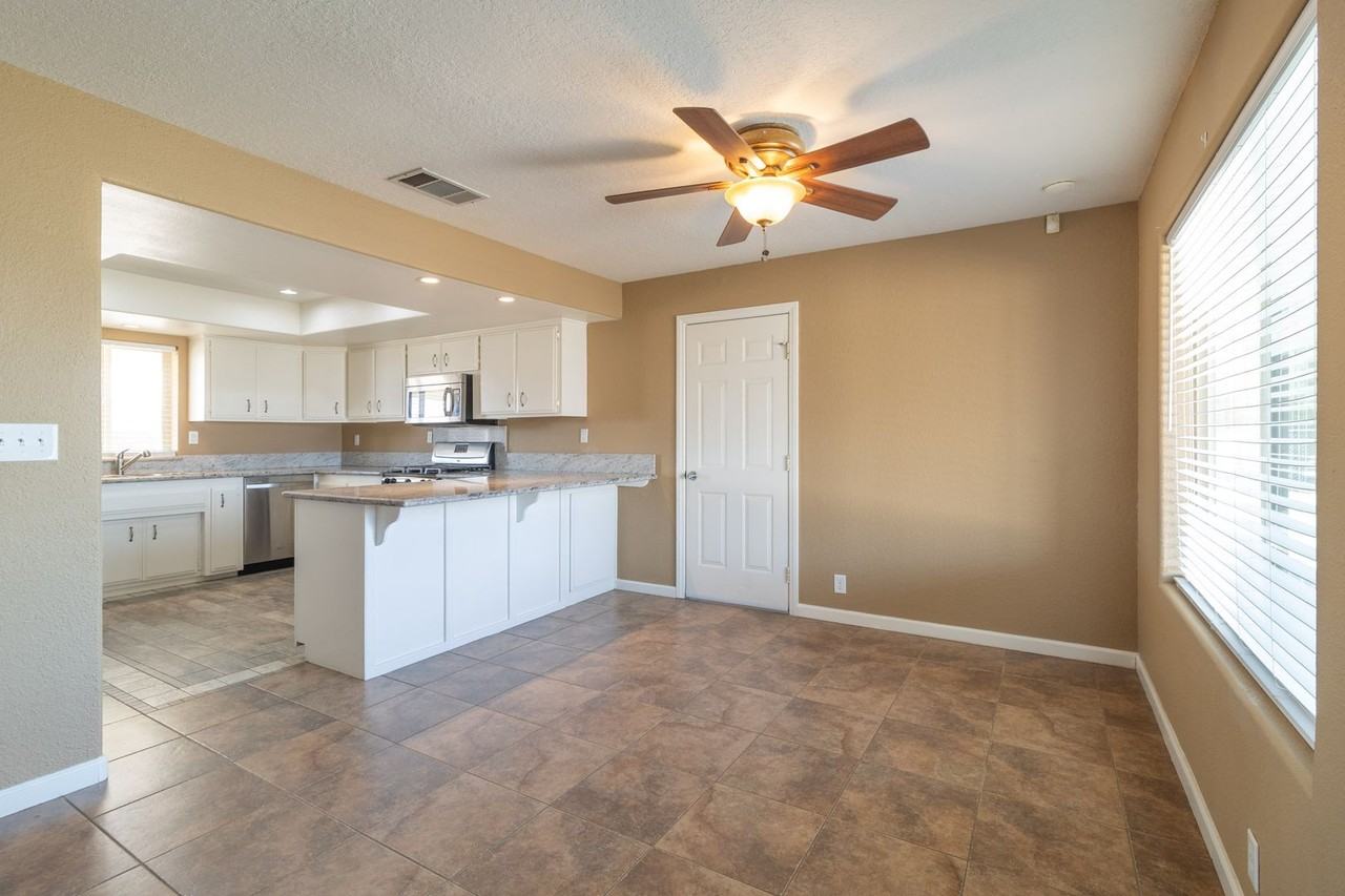 21148 Rosewood St - Photo 4 of 11