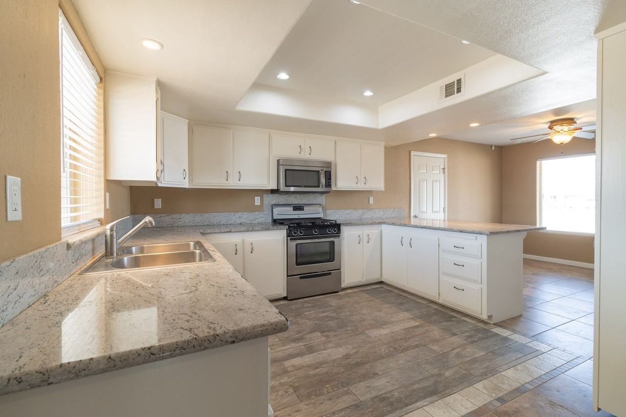 21148 Rosewood St - Photo 5 of 11