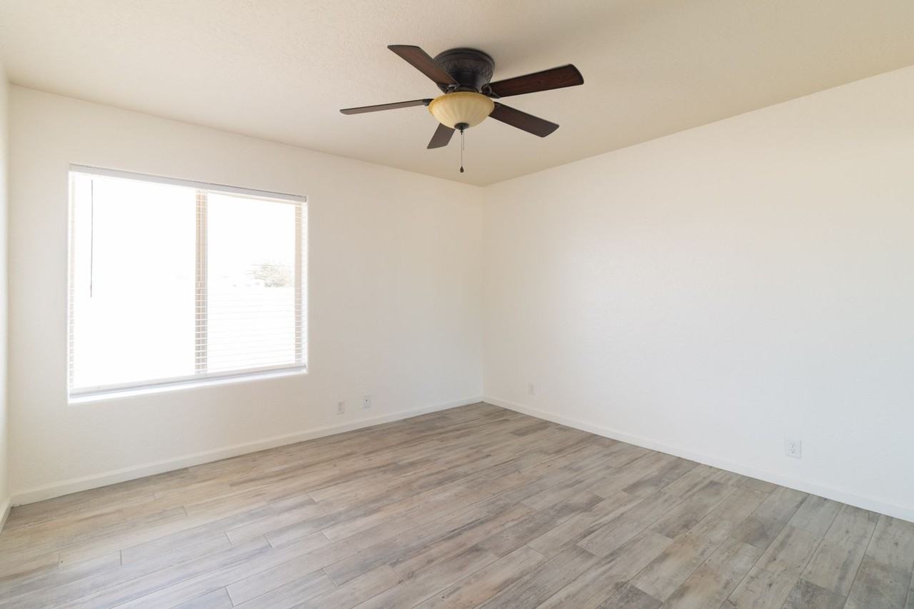 21148 Rosewood St - Photo 7 of 11